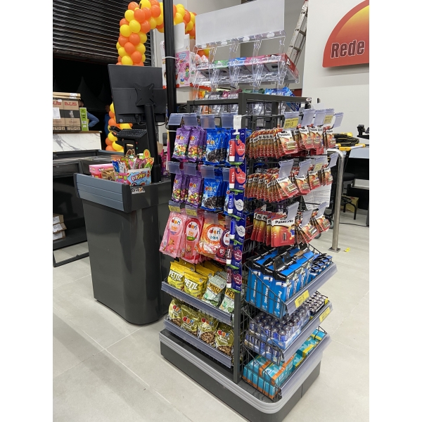 CHECKSTAND COM PAINEL ESTAMPADO E PRATELEIRAS